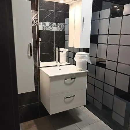 Avec Balcon Apartment